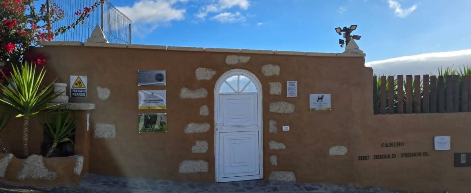 Entrada del criadero HRC Tierra de Perros en La Medida, Güímar